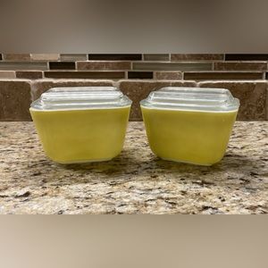 Set of Pyrex Verde Fridgies with lids.